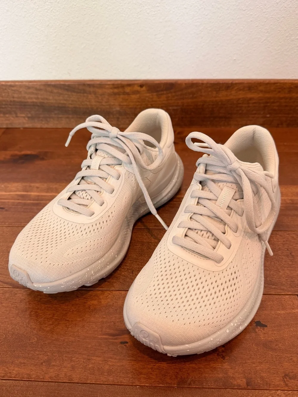 Like New Lululemon Womens Beyondfeel Running Shoe size 7 - Picture 2 of 5